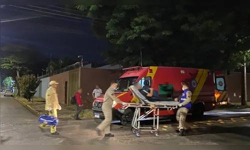 Jovem motociclista fica ferido após colisão em Apucarana; motorista não prestou socorro