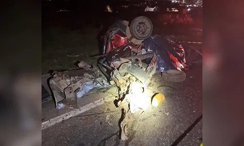 Motorista de 24 anos morre em colisão frontal com carreta na PR-092