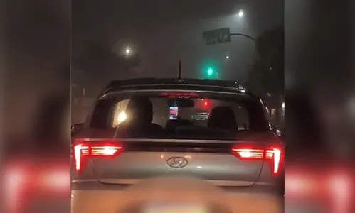 Casal flagra motorista jogando 