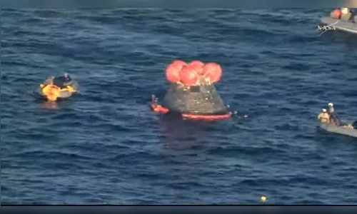 Astronautas da Artemis II pousam no mar e retornam do espaço após missão lunar