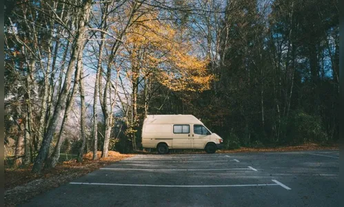 Criança é encontrada desnutrida em van após quase dois anos em cativeiro