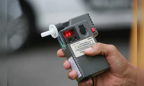 Caminhoneiro embriagado é preso após bater em carro estacionado em São Pedro do Ivaí