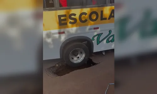 Asfalto cede no bairro Dom Romeu e ônibus escolar cai em cratera em Apucarana