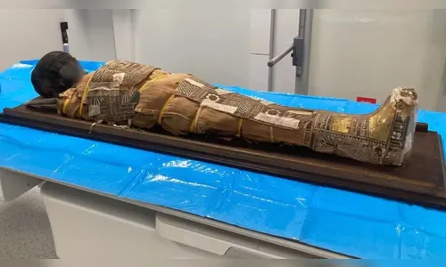 Objeto misterioso é identificado em múmia egípcia de criança de 8 anos; veja