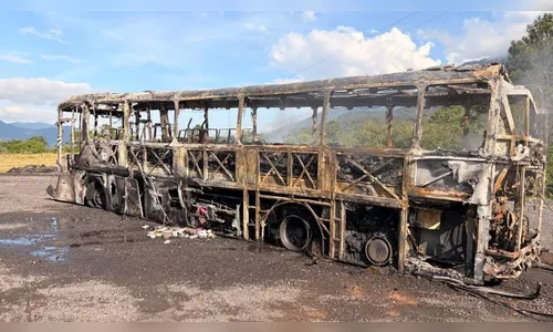 Incêndio destrói ônibus na BR-376 no litoral do Paraná