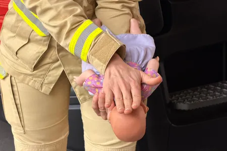 Orientação é colocar o bebê de bruços sobre o antebraço, com a cabeça mais baixa que o corpo