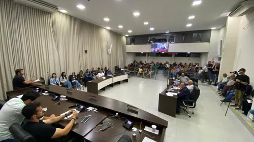 Os vereadores também aprovaram um segundo requerimento questionando a atuação de voluntários no espaço, que foi proibida recentemente