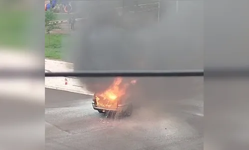 Carro com mãe e duas crianças pega fogo e fica destruído no centro de Jandaia do Sul
