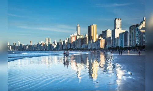 Refúgio dourado de SC: viver entre o luxo de Balneário Camboriú e a essência da Praia Brava