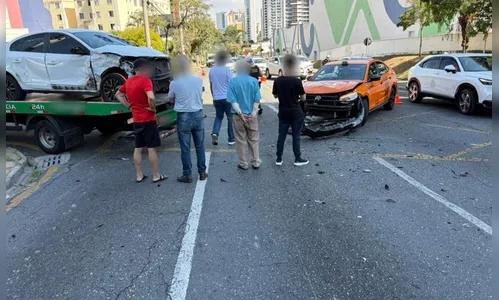Família que voltava de chá revelação fica ferida em batida de três carros no PR