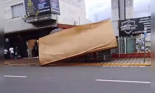 Toldo cai sobre ponto de ônibus durante ventania no centro de Apucarana