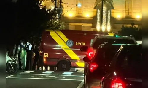 Dois ficam feridos em colisão entre motos no centro de Apucarana