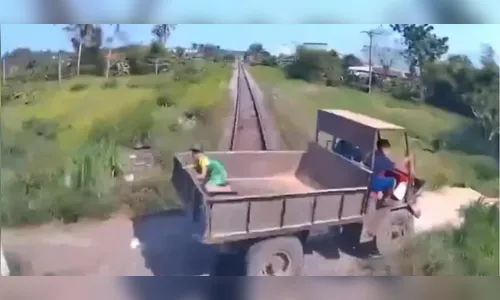 Trem colide com caminhonete e mata criança de 10 anos; avô e irmão sobrevivem