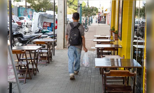 Prefeitura de Apucarana orienta comerciantes sobre uso correto de calçadas