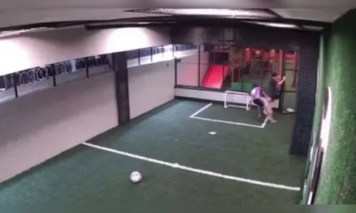 Vídeo mostra adolescente sendo eletrocutado em portão de quadra; amigo evita tragédia