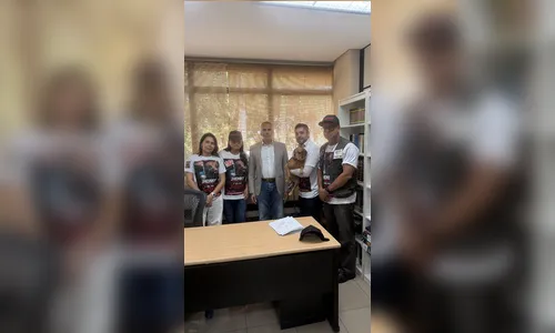 Cão vítima de maus-tratos é levado ao Ministério Público em ato por justiça