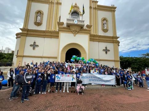 Caminhada pela Conscientização do Autismo reúne famílias no centro de Apucarana