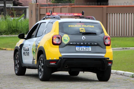 Dupla furta carro em plena luz do dia na região central de Arapongas