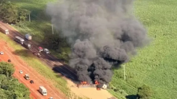 Caminhão pega fogo após bater em carro na BR-277 e rodovia é bloqueada