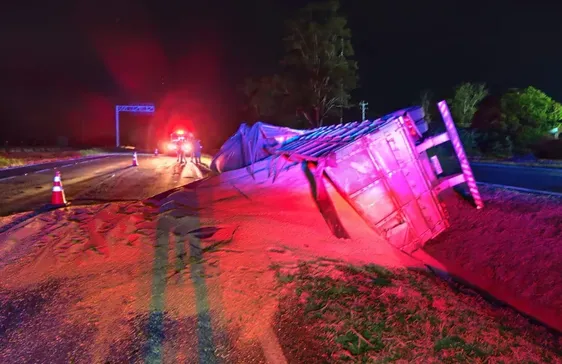 Motorista sai ilesa após carreta tombar entre Mandaguari e Jandaia do Sul