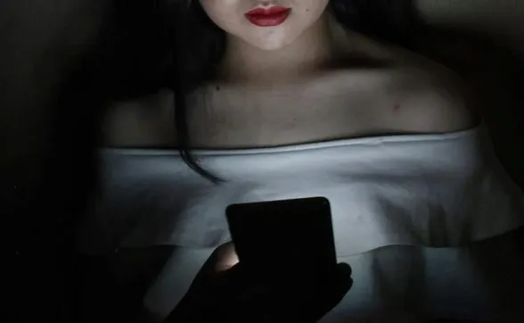 Jovem denuncia restaurante por oferecer salário maior para trabalhar com decote