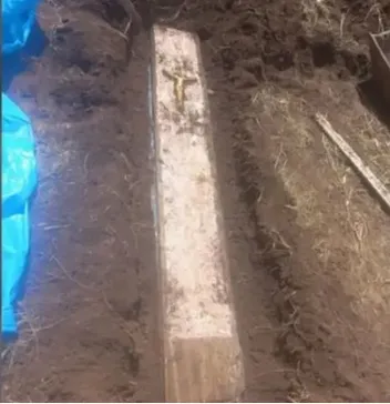 Morador encontra caixão com ossada humana enterrado em quintal de casa alugada em SC