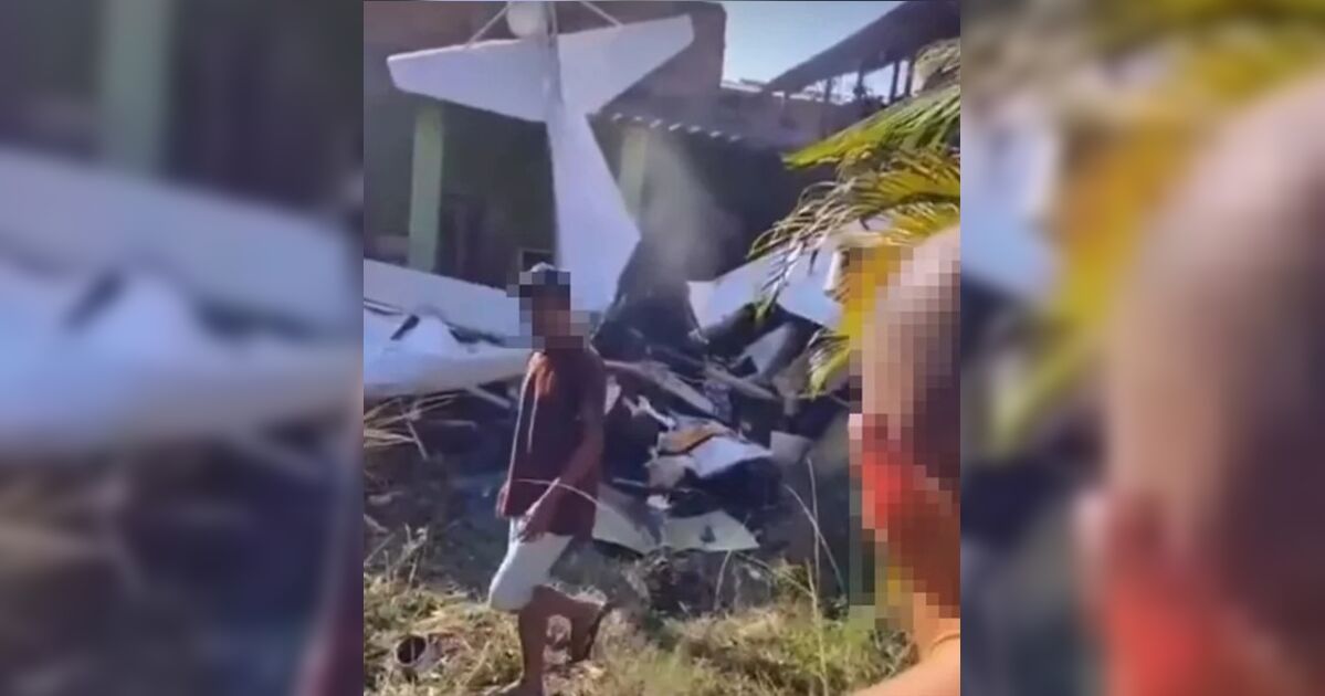 Avião de pequeno porte cai sobre casa no RJ e piloto morre na hora
