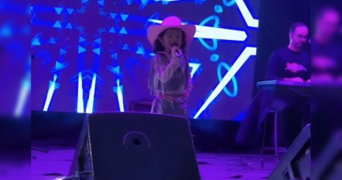 Mini boiadeira de Apucarana dá show em festival e fica em 2º lugar cantando Edson & Hudson