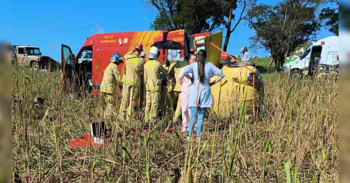 Fusca capota após sair de estrada rural do Alto Porã em Arapuã