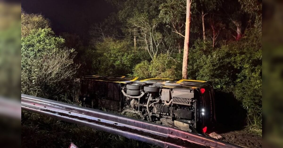 Ônibus que saiu de Curitiba tomba e deixa um morto na Grande