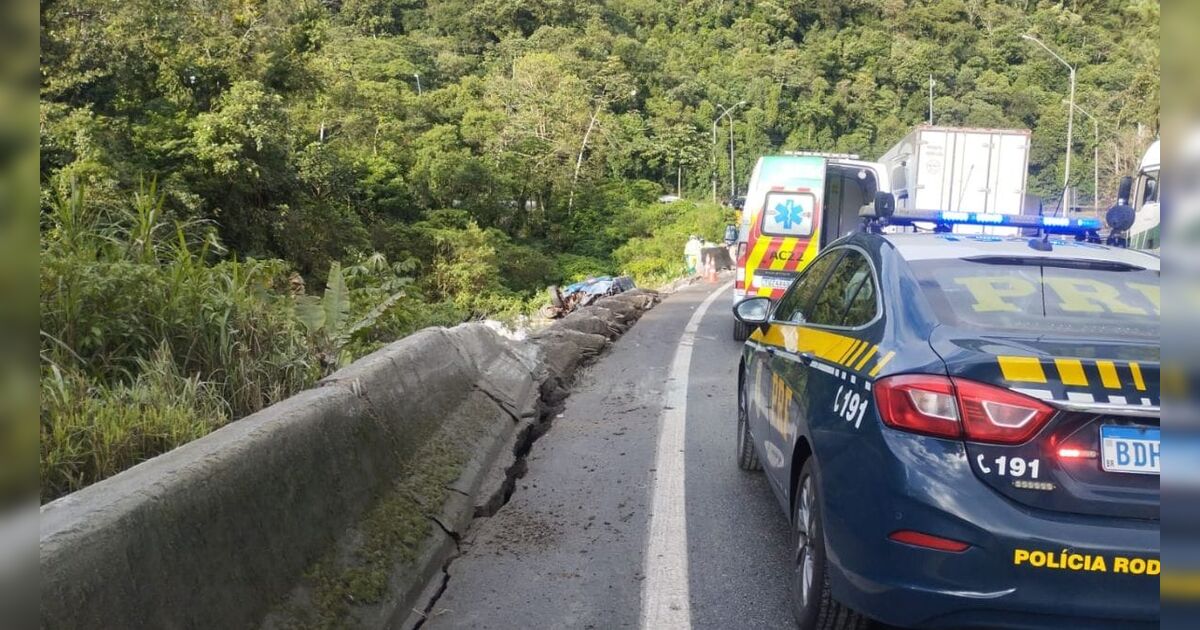 Casal morre após carreta tombar na descida da serra da BR-376 em Guaratuba