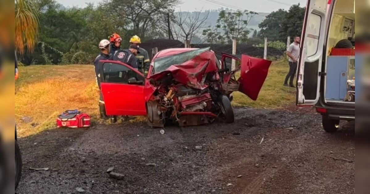 Mulher morre após grave acidente entre carro e carreta na BR