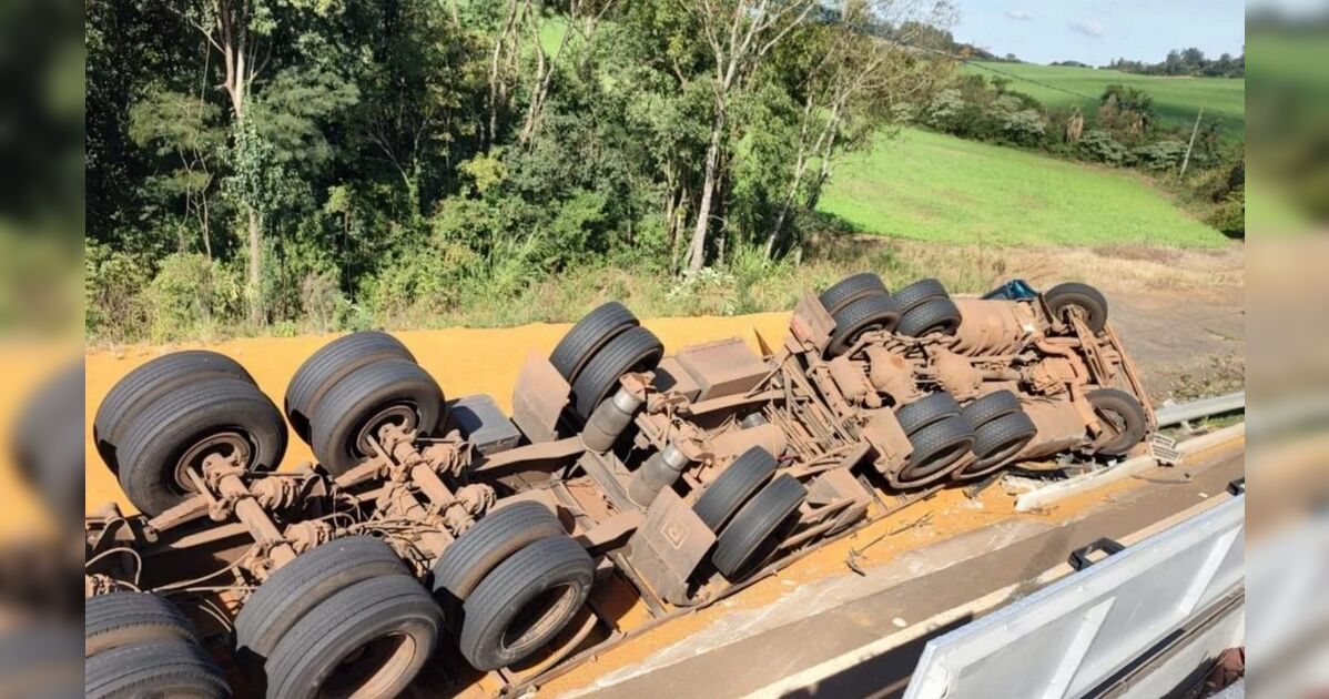 Mulher morre soterrada por carga após caminhão capotar na BR-282