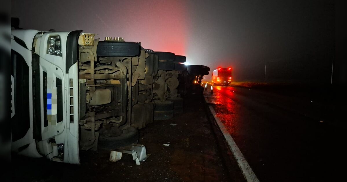Caminhão tomba na PR-170 em Rolândia e deixa motorista ferid