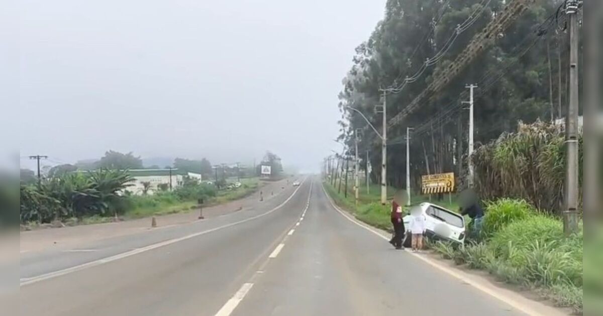 Carro cai em canaleta da BR-376 em Apucarana na manhã deste domingo
