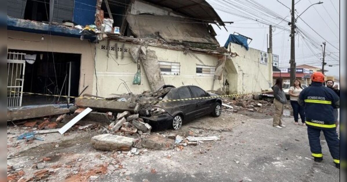 Parte de imóvel desaba e escombros atingem carro no Paraná