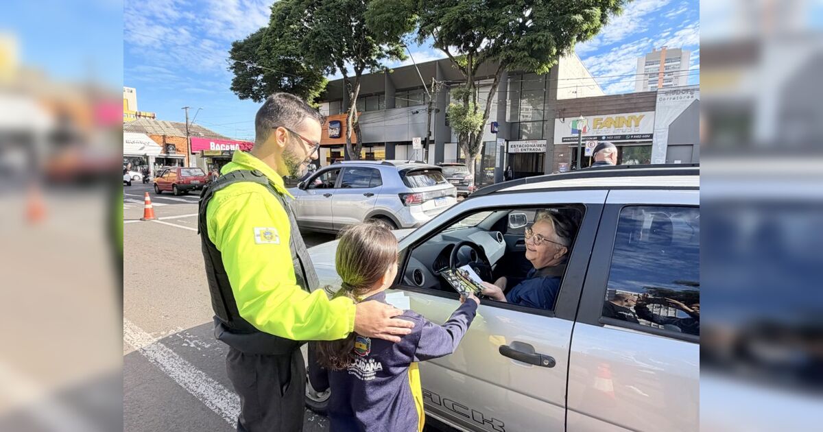 Crianças vão às ruas de Apucarana e dão exemplo a motoristas em blitz educativa