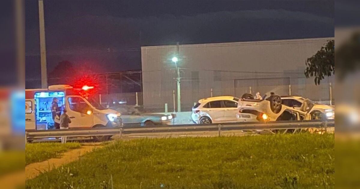 Acidente com capotamento e engavetamento trava trânsito na BR-116 no PR