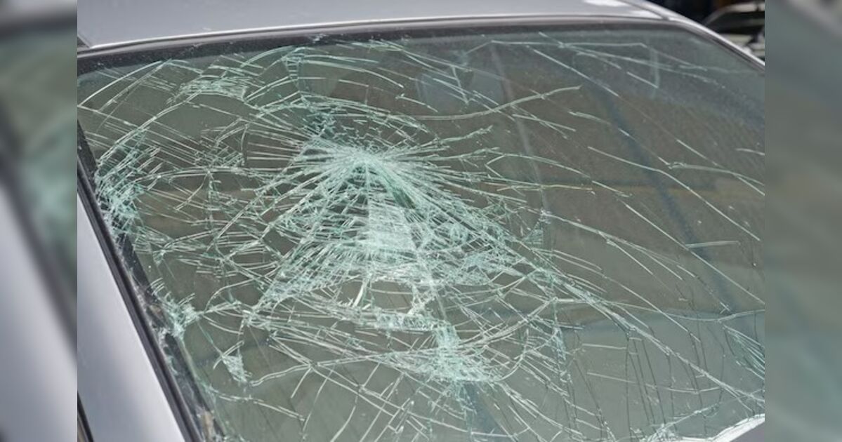 Homem quebra para-brisa de carro com golpes de pá em Apucarana
