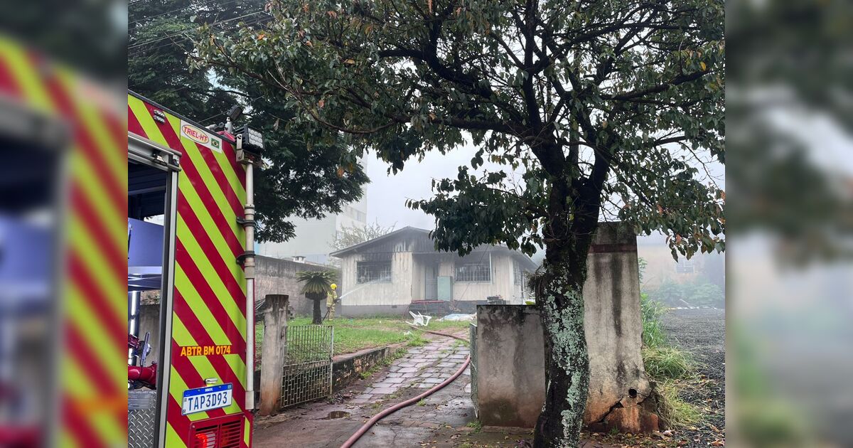 Incêndio atinge casa vazia ao lado de posto de combustíveis em Apucarana