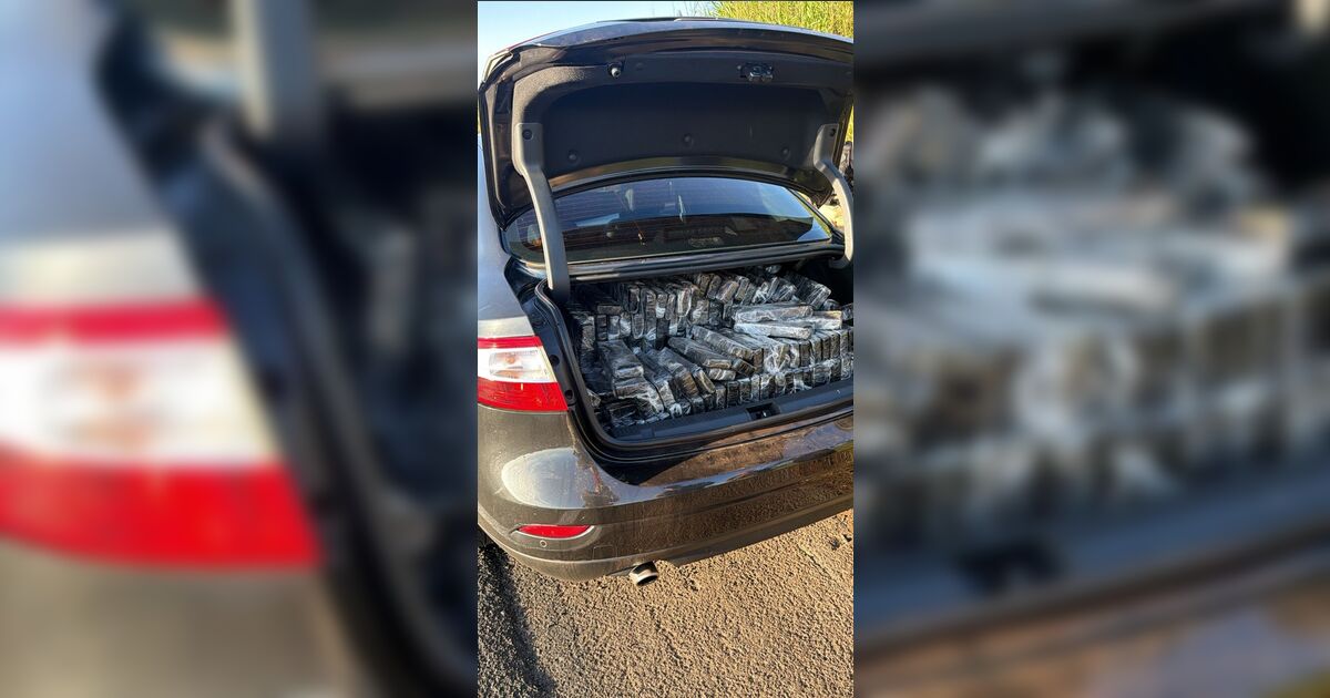 PRE apreende veículo com porta-mala lotado de maconha na PR-444 em Arapongas