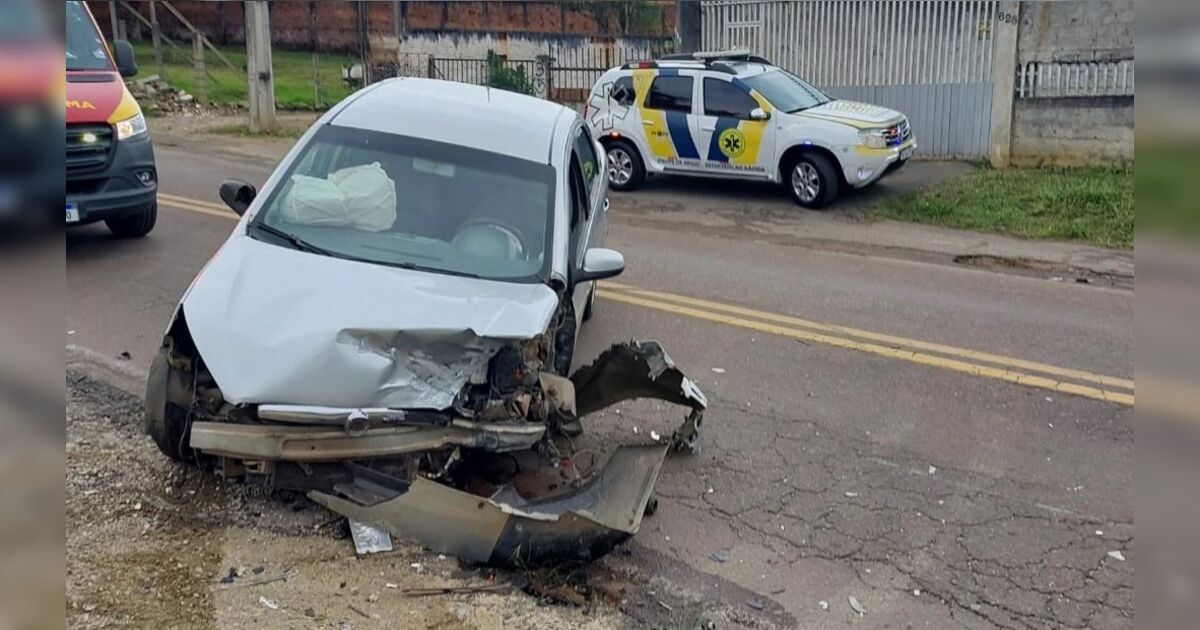 Motorista foge a pé após causar acidente com 3 carros e deixar 2 feridos no PR