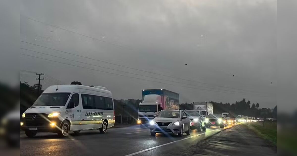 Acidente entre caminhões causa congestionamento de 10 km na BR-277 no PR