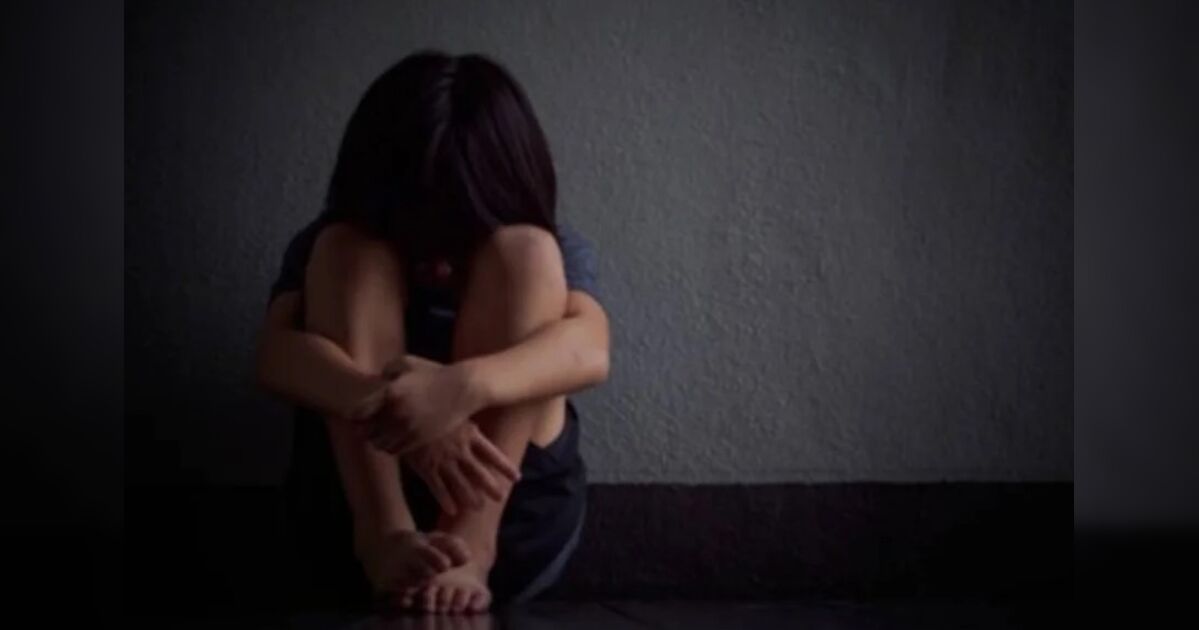 Menina de 11 anos liga para mãe e denuncia que padrasto a estuprou