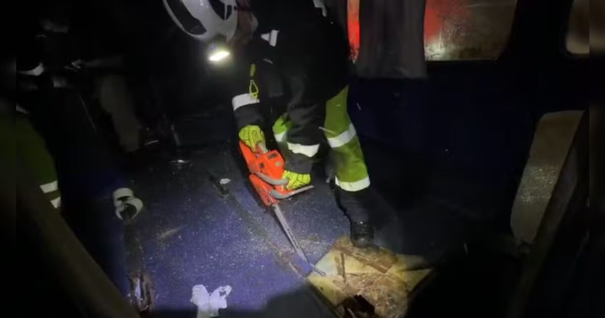 PRE serra fundo falso de ônibus e apreende drogas e contraba