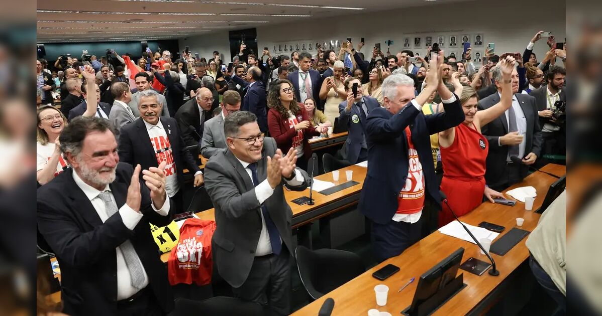 Comissão aprova relatório de PEC que acaba com escala 6x1