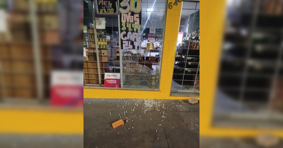 Homem usa tijolo para quebrar vitrine e tentar furtar mel em