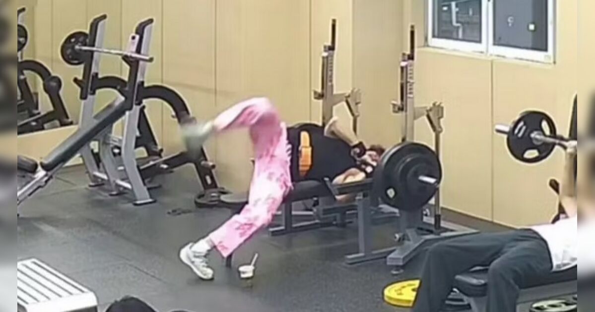 Vídeo: homem quase é esmagado por barra de 145 kg em academia; assista