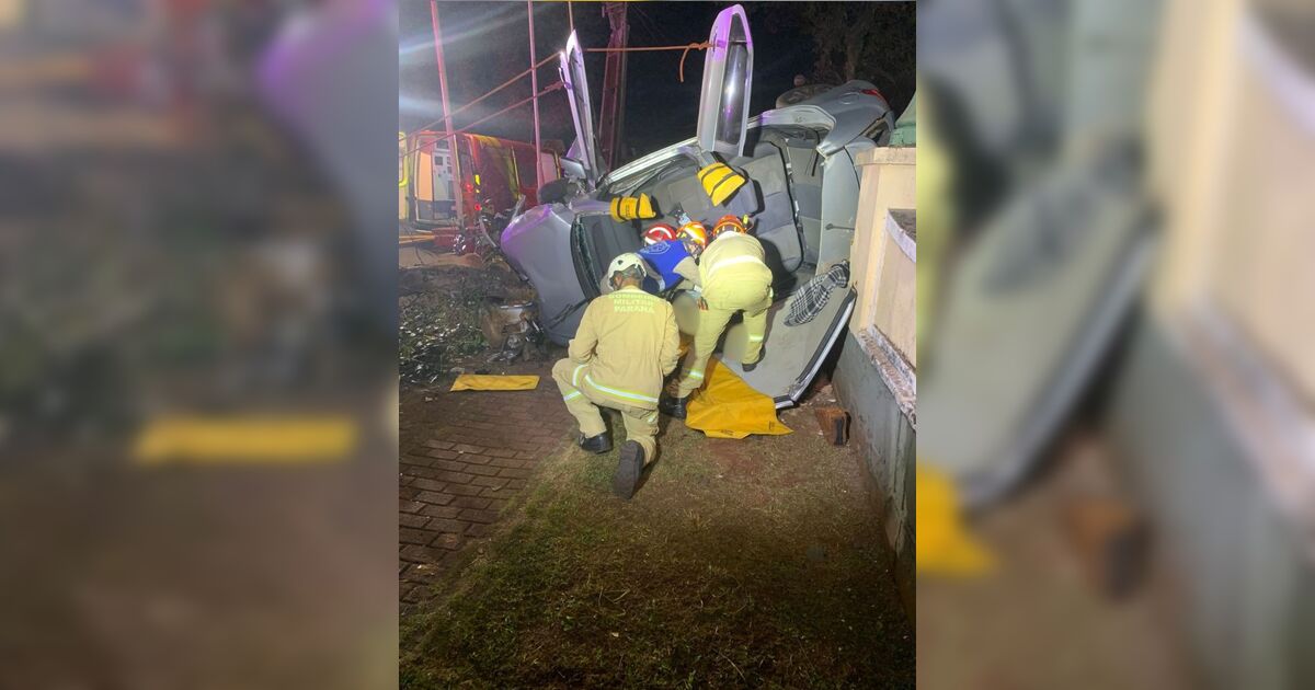 Capotamento na Praça das Bandeiras deixa dois homens presos às ferragens