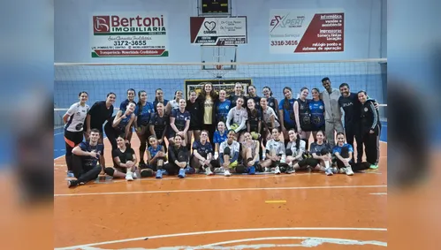Estrela do vôlei nos EUA visita atletas de Arapongas na véspera de estreia no Paranaense